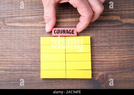 Courage. Leadership, de responsabilité, d'inspiration et de motivation concept. Blocs en bois coloré Banque D'Images