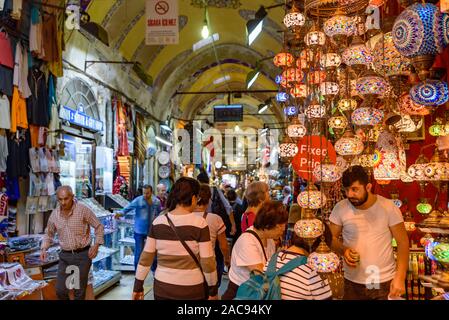 Mosaïque turc ottoman / lampe lumière à l'intérieur des boutiques du Grand Bazar à Istanbul, Turquie, l'un des plus grands et les plus anciens marchés couverts dans le monde Banque D'Images