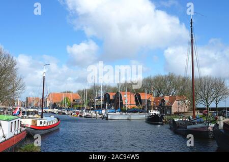 Enkhuizen, Pays-Bas / Hollande du Nord - 14 Avril 2014 : Yachs près de la jetée de petit port de la ville d'Enkhuizen, Pays-Bas. Banque D'Images