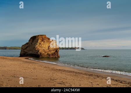 Un énorme rocher s'élève de la mer à Carlyon Bay à Cornwall, Royaume-Uni. Banque D'Images