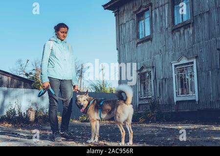 Le chien est le meilleur ami de l'homme, une personne adopte un chien de l'abri, l'homme prend la maison le chien de l'abri des animaux, les chiens sont en attente d'adoption Banque D'Images