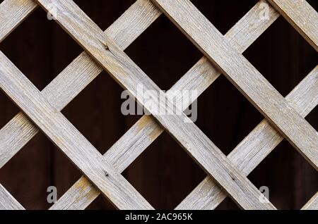 Clôture en bois treillis. Caillebotis en bois close up. La texture du bois abstrait. Les lignes géométriques. Banque D'Images