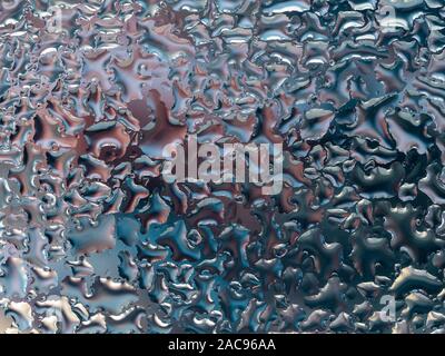 Résumé fond gris avec de grandes et petites convex gouttes d'eau sur le verre, la condensation sur la fenêtre. Macro, Close up. Banque D'Images