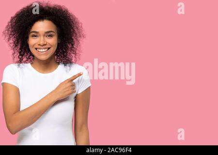 Smiling African American Woman face à pink copy space Banque D'Images