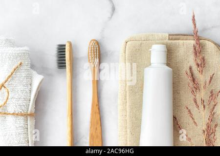 Cet ensemble de brosses à dents, dentifrice et de coton absorbant sur en arrière-plan. Soins dentaires et de concept. Haut de la vue, télévision lay. Banque D'Images