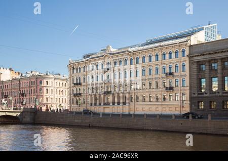 Bâtiment moderne sur le quai de la Rivière Fontanka a été construit sur le site d'un ancien immeuble détruit avec la préservation de l'histo Banque D'Images