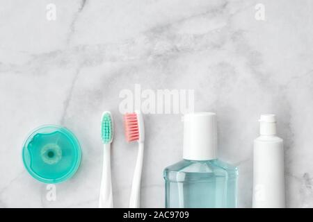 Set de rose et de bleu turquoise de brosses à dents, dentifrice et autres outils sur en arrière-plan. Soins de santé et dentaires concept. Haut de la vue, télévision lay. Gratuitement Banque D'Images