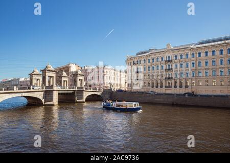 ST. PETERSBURG, RUSSIE - 18 avril 2019 : bateau de plaisance de touristes près de la Dorsale Lomonosov pont sur la Rivière Fontanka. Visites guidées sur les rivières et canaux o Banque D'Images