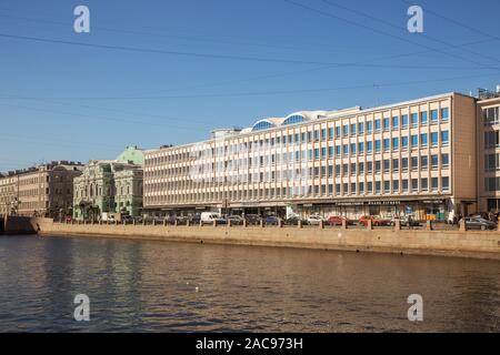 ST. PETERSBURG, RUSSIE - 18 avril 2019 : Centre d'affaires Lenizdat sur la Rivière Fontanka Embankment et le Théâtre Tovstonogov Bolshoi Banque D'Images