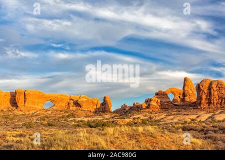 L'Arche et tourelle fenêtre nord d'un point de vue différent dans la section WIndows de Parc National Arches dans Moab, Utah. Banque D'Images