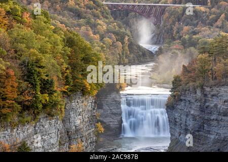 Haute et Moyenne tombe sur le fleuve Genesse au crépuscule d'Inspriation Punto à Letchworth State Park, New York. Banque D'Images