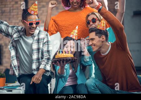 Incroyable sentiment d'étudiants. Transmission d'étudiants heureux sentiment incroyable tout en célébrant l'anniversaire de l'ami Banque D'Images