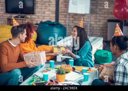 Recevoir des cadeaux d'anniversaire. Appel fille d'anniversaire sentiment heureux lors de la réception d'anniversaire Banque D'Images