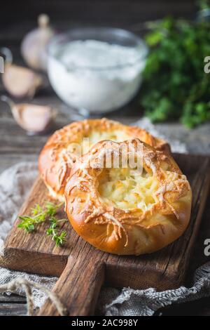 Des galettes d'ouvrir avec du fromage. Pâtisserie levure traditionnelle russe, petits pains ronds, fromage tarte. Petits pains avec du fromage cottage. Style rustique. Banque D'Images