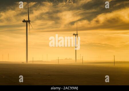 Silhouette d'un moulin à vent capturé au lever du soleil , France Banque D'Images