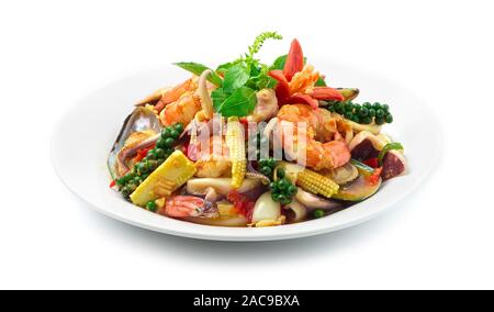 Spicy Sauté de basilic sacré avec des fruits de mer (crevettes, moules, encornets,Bébé,maïs,les jeunes Perles poivre) Decoret le basilic thaï et sculpté de piment fort, vue latérale Banque D'Images