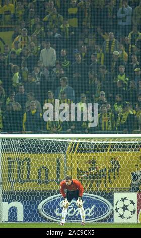 Westfalestadion Dortmund Allemagne 25.9.2002, Football : Ligue des Champions 2002-2003, saison (Borussia Dortmund BVB, jaune) contre l'AJ Auxerre (AUX, blanc) 2:1 ; Jens Lehmann (BVB) en face de fans accueil Banque D'Images