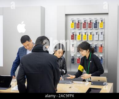 Téléphone d'Apple et de l'informatique section, Bic Camera consumer electronics Store de Ginza, Tokyo, Japon Banque D'Images