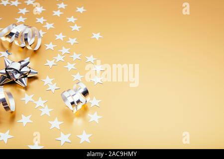 Maison de fond avec peu d'étoiles argentées avec des décorations sur fond doré. Toile de vacances festives. Banque D'Images