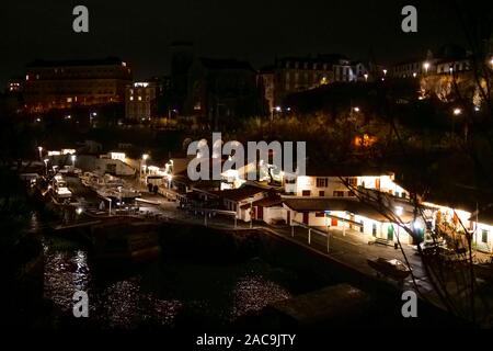 Vue de nuit sur la Côte des Basques, Biarritz, Pyrénées-Atlantiques, France Banque D'Images