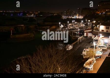 Vue de nuit sur la Côte des Basques, Biarritz, Pyrénées-Atlantiques, France Banque D'Images