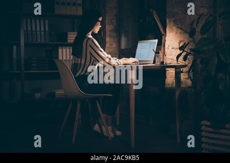 Profil de côté toute la longueur de la taille du corps photo de confiance sérieuse réflexion pensive woman pensée sur le reste du travail à faire date limite Banque D'Images