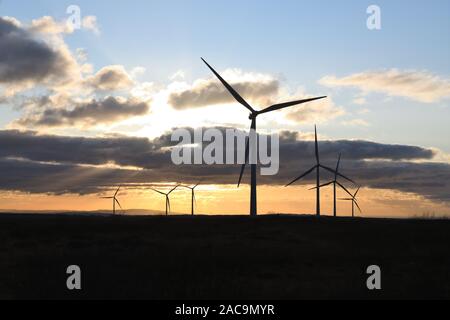 Scottish Power au coucher du soleil à Whitelee turbines éoliennes sur l'Eaglesham Moor qui est le plus grand parc éolien onshore en Grande-Bretagne, en Ecosse, Royaume-Uni, Europe Banque D'Images