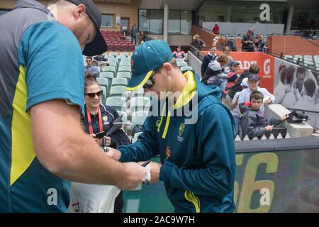 Adelaide, Australie, 2 décembre 2019 . Cricket australien Steve Smith de signer des autographes au jour 4 de la 2e journée de domaine test de nuit entre l'Australie et le Pakistan à l'Adelaide Oval. L'Australie mène 1-0 dans la série 2 .match Crédit : amer ghazzal/Alamy Live News Banque D'Images