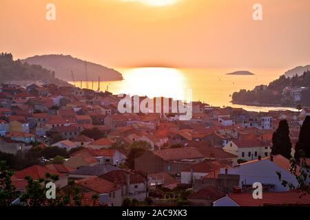 Korcula. Waterfront de Vela Luka vue du coucher de soleil, l'île de Korcula, Dubrovnik, en Croatie Banque D'Images