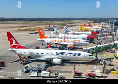 L'aéroport de Gatwick, LONDRES, ANGLETERRE - 21 avril 2015, les avions à réaction de Turkish Airlines, Easy Jet, norvégien et d'autres compagnies aériennes à l'aéroport de London Gatwick, Banque D'Images
