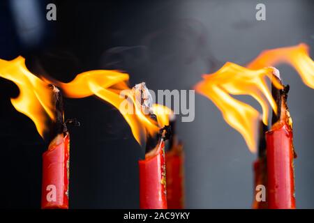 Close-up d'encens brûlant avec de la fumée Banque D'Images