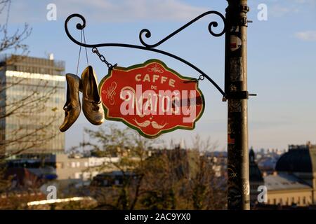 Hanging signe pour Caffe de Matos l'article de l'avent marché, avec chaussons d'or et ville en arrière-plan. Zagreb, Croatie - Banque D'Images