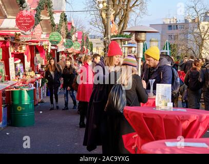 Les gens de manger et de marcher au Caffe de Matos l'article de l'avent marché. Vue de la foule, et longue rangée de stands de nourriture décorée de Zagreb, Croatie Banque D'Images