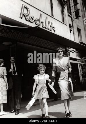 Susanne Uhlen, deutsche Schauspielerin, als genre beim Einkaufsbummel mit ihrer Mutter Gisela, Deutschland um 1964. L'actrice allemande Susanne Uhlen comme enfant shopping avec sa mère Gisela, en Allemagne autour de 1964. Banque D'Images