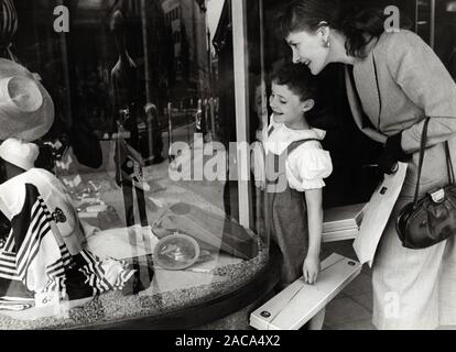 Susanne Uhlen, deutsche Schauspielerin, als genre beim Einkaufsbummel mit ihrer Mutter Gisela, Deutschland um 1964. L'actrice allemande Susanne Uhlen comme enfant shopping avec sa mère Gisela, en Allemagne autour de 1964. Banque D'Images