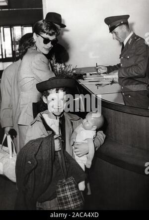 Susanne Uhlen, deutsche Schauspielerin, als genre mit ihrer Mutter Gisela, Deutschland um 1964. L'actrice allemande Susanne Uhlen comme un enfant avec sa mère Gisela, en Allemagne autour de 1964. Banque D'Images