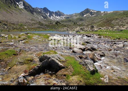 Cours d'eau alpins et lac en montagne près du col de Puymorens, Pyrénées-Orientales, France. Banque D'Images