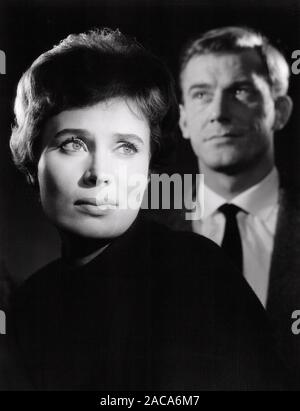 Antje Weisgerber, deutsche Bühnen, Film- und mit, Fernsehschauspielerin Hellmut Lange im Waldhausstrasse Kinofilm '20', Deutschland 1960. Théâtre Allemand, film et télévision l'actrice Antje Weisgerber avec Hellmut Lange dans le téléfilm "Waldhausstrasse 20', Allemagne 1960. Banque D'Images