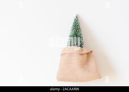 Noël sans déchets. Sac réutilisable avec arbre de Noël. Focus sélectif. Banque D'Images