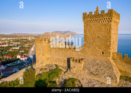 Château du consul à Sudak forteresse génoise, en Crimée. Vue aérienne drone Banque D'Images