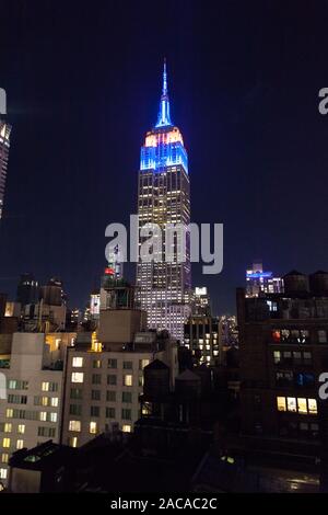 Empire State Building photographiés à partir de la lunette d'un bar sur le toit,Archer Hotel, New York City, États-Unis d'Amérique. Banque D'Images