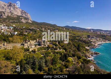 Palais de Vorontsov ou le Palais Alupka, Crimée. Vue aérienne drone Banque D'Images