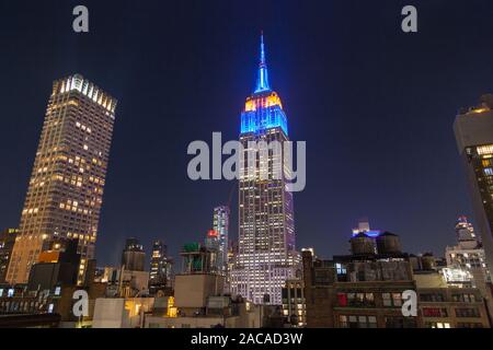 Empire State Building photographiés à partir de la lunette d'un bar sur le toit,Archer Hotel, New York City, États-Unis d'Amérique. Banque D'Images