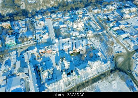 Monastère de la Sainte Trinité et l'annonciation monastère à Mourom au lever du soleil. Vue aérienne drone d'hiver Banque D'Images