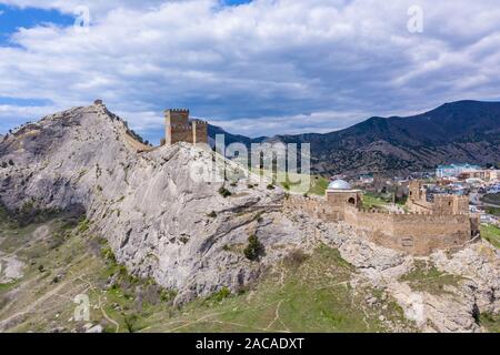 Vue panoramique vue aérienne de la forteresse génoise dans Sudak,Crimée. Banque D'Images