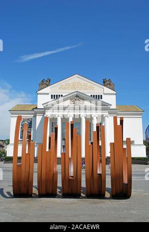 Stadttheater, au premier plan de ses sculptures en fer, Duisburg, Germany, Europe Banque D'Images