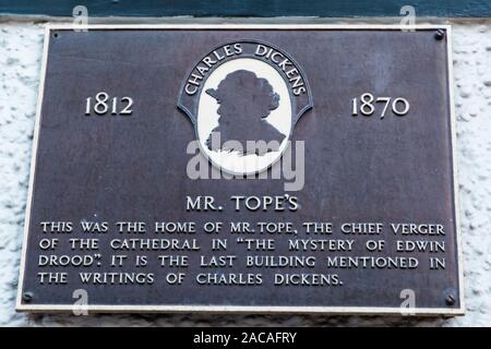 L'Angleterre, Kent, Medway, Rochester, Rochester High Street, Plaque murale marquant la maison de M. Tope comme mentionné dans 'le Mystère d'Edwin Drood' par Char Banque D'Images