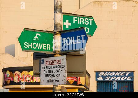 L'Angleterre, Kent, Broadstairs, Margate Plage, Plage Signpost Banque D'Images