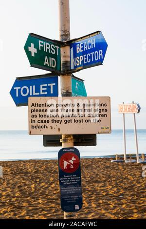 L'Angleterre, Kent, Broadstairs, Margate Plage, Plage Signpost Banque D'Images