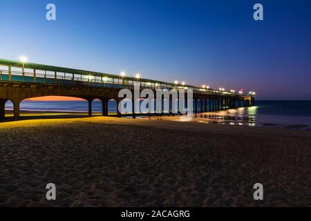 L'Angleterre, dans le Dorset, Bournmouth, Boscombe, Boscombe Pier à l'aube Banque D'Images